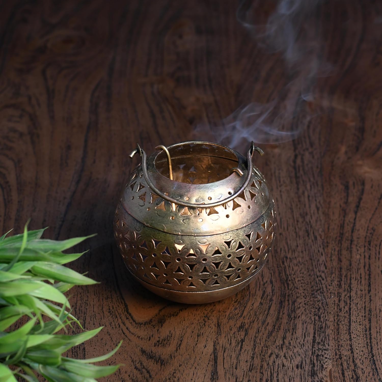 Elegant Metal Tealight Candle Holder for Home Decor 1