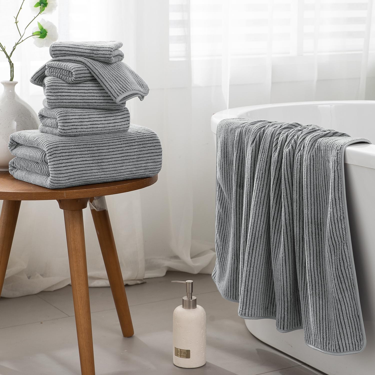 4 Piece Luxurious Bath Towel Set for Home and Hotel Use