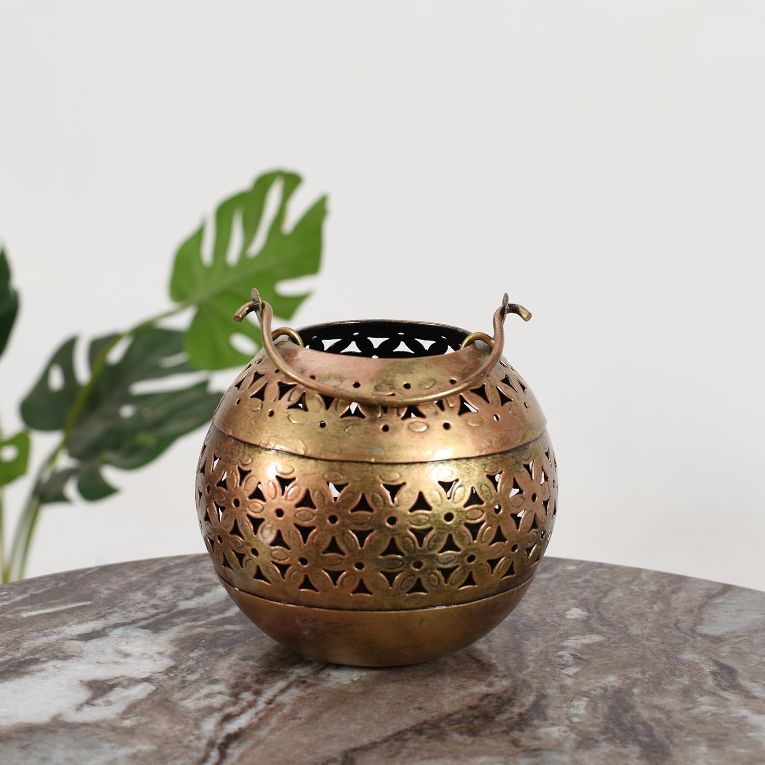 Elegant Metal Tealight Candle Holder for Home Decor 1